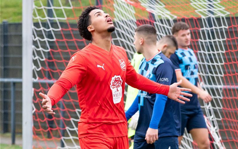 Calvin Ludolph war zweimal erfolgreich für den SV Nufringen. Hier bejubelt er seinen Treffer zum 1:0. GB-Foto: Vecsey