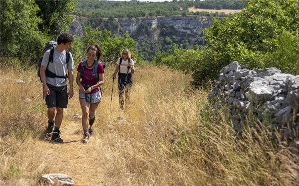 „Camino“: Pilgerfilm mit Protagonisten, die nicht freiwillig unterwegs sind. GB-Foto: Plaion