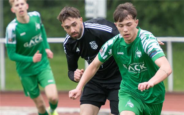 Can Abalioglu (grün) hat sich zu einem sehr wertvollen Mitglied des Bezirksliga-Teams des VfL Herrenberg entwickelt. GB-Foto: Vecsey