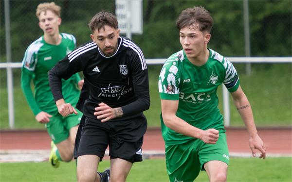 Can Abalioglu (rechts) stellte die Weichen für den VfL Herrenberg auf Sieg. GB-Foto: Vecsey