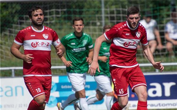 Can Miftar (rechts) will mit dem Türk. SV Herrenberg zurück in die Bezirksliga. GB-Foto: Vecsey