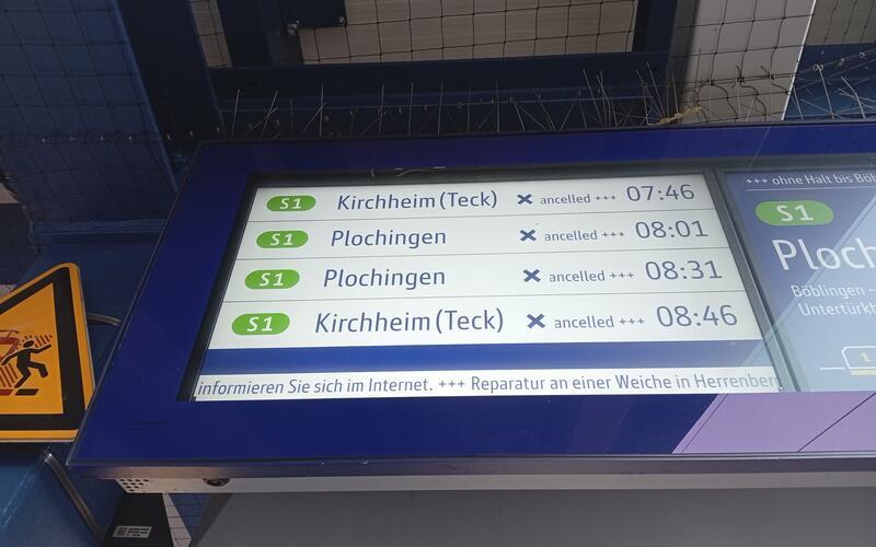 „Cancelled“: In Herrenberg fuhren rund 90 Minuten lang keine S-Bahnen mehr. Die auf der Anzeigentafel ausgesparte Verbindung um 8.16 Uhr ist ebenfalls ausgefallen. GB-Foto: gb