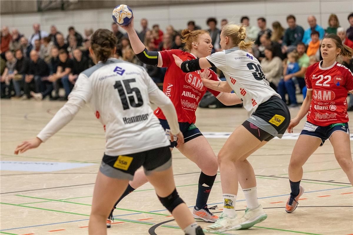 Caren Hammer (VfL Waiblingen #15), Kerstin Foth (SG H2Ku Herrenberg #11) und Viv...