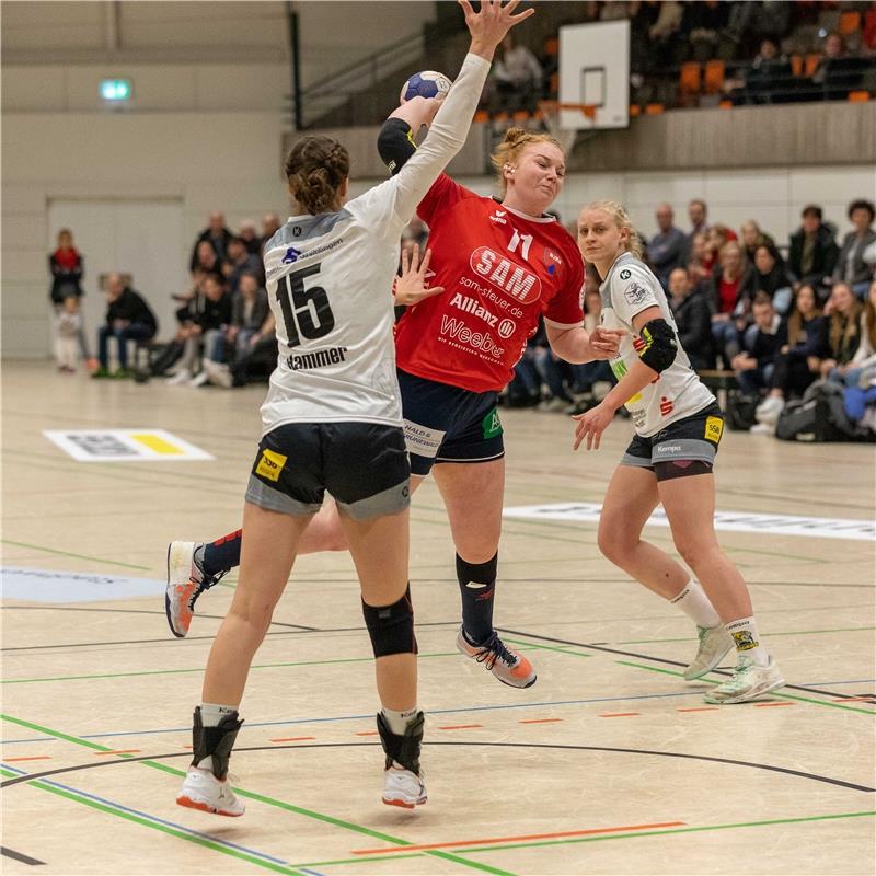 Caren Hammer (VfL Waiblingen #15), Kerstin Foth (SG H2Ku Herrenberg #11) und Viv...