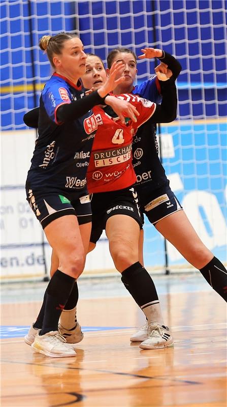 Carina Senel  (HSV Solingen-Gräfrath #4) , eingeent von Annika Blanke (#5) und L...