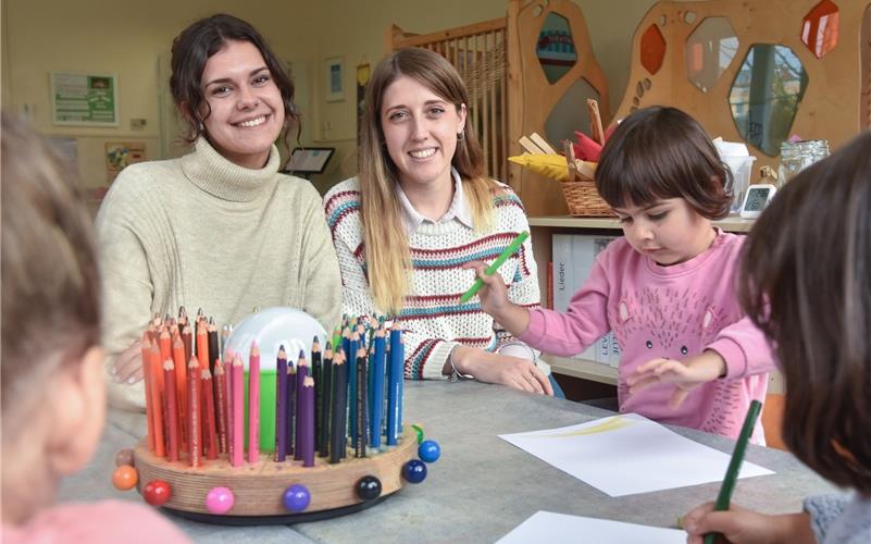 Besondere Empathie zeigen Carla Palacio (links) und Jasmina Morilla aus Spanien arbeiten als Erzieherinnen in der Kindertageseinrichtung Schickhardtstraße in Herrenberg. GB-Foto: gb