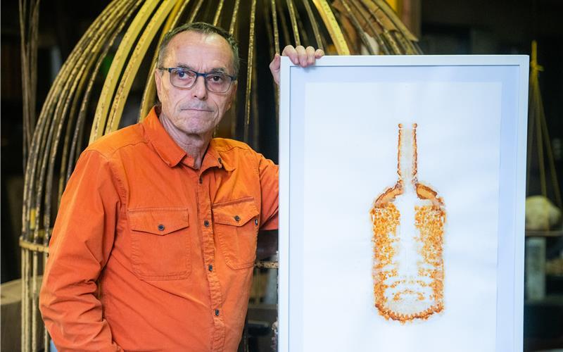 Carlo Weiß stammt aus Herrenberg, lebt in Tübingen: Er zeigt jetzt wieder seine Werke. GB-Foto: Schmidt