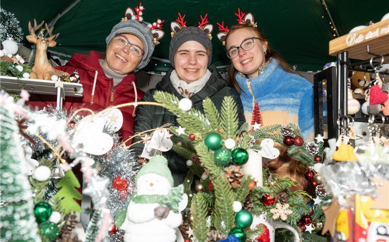 Carmen Blanz, Katharina Wendtland und Isabo Blanz (von links) freuen sich über den gelungenen Markt. GB-Foto: Vecsey