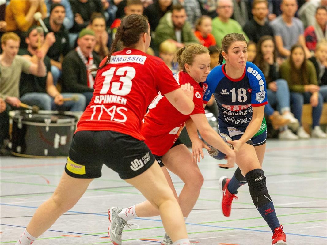 Carolin Spinner (HSG Freiburg #13), Rebecca Duerr (HSG Freiburg #10) und Lea Neu...