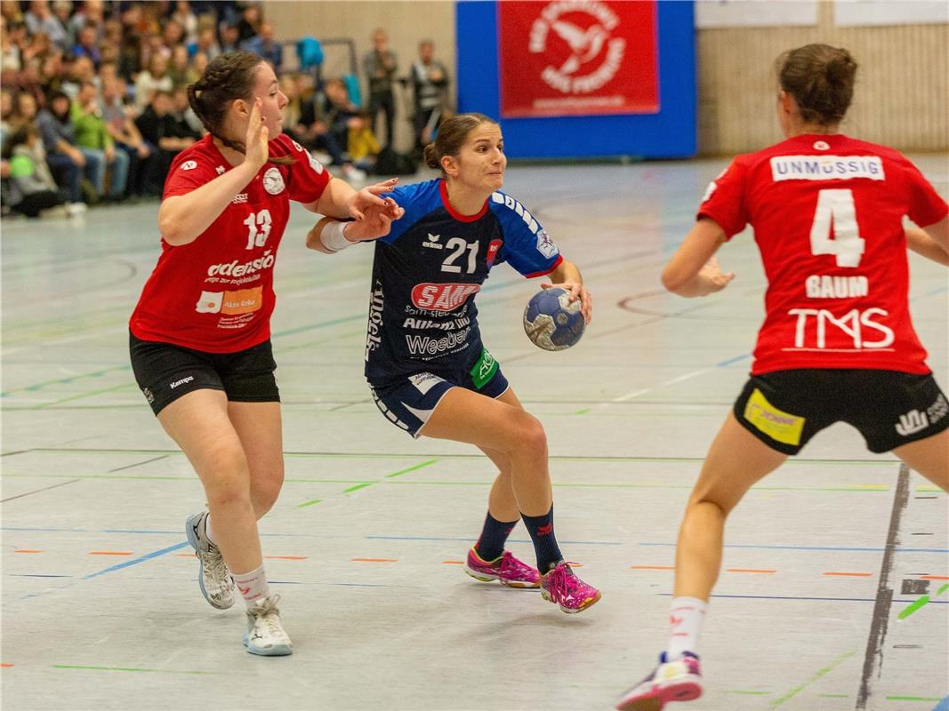 Carolin Spinner (HSG Freiburg #13), Sarka Marcikova (SG H2Ku Herrenberg #21) und...