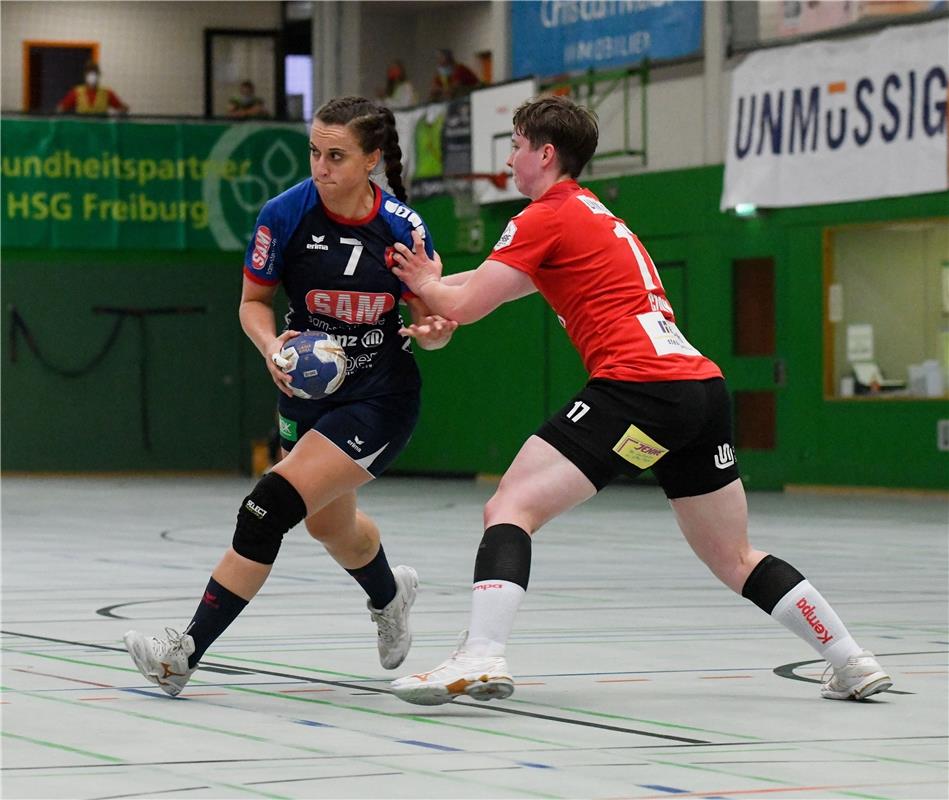 Carolin Tuc (SG H2KU Herrenberg) im Zweikampf, HSG Freiburg Red Sparrows vs. SG ...