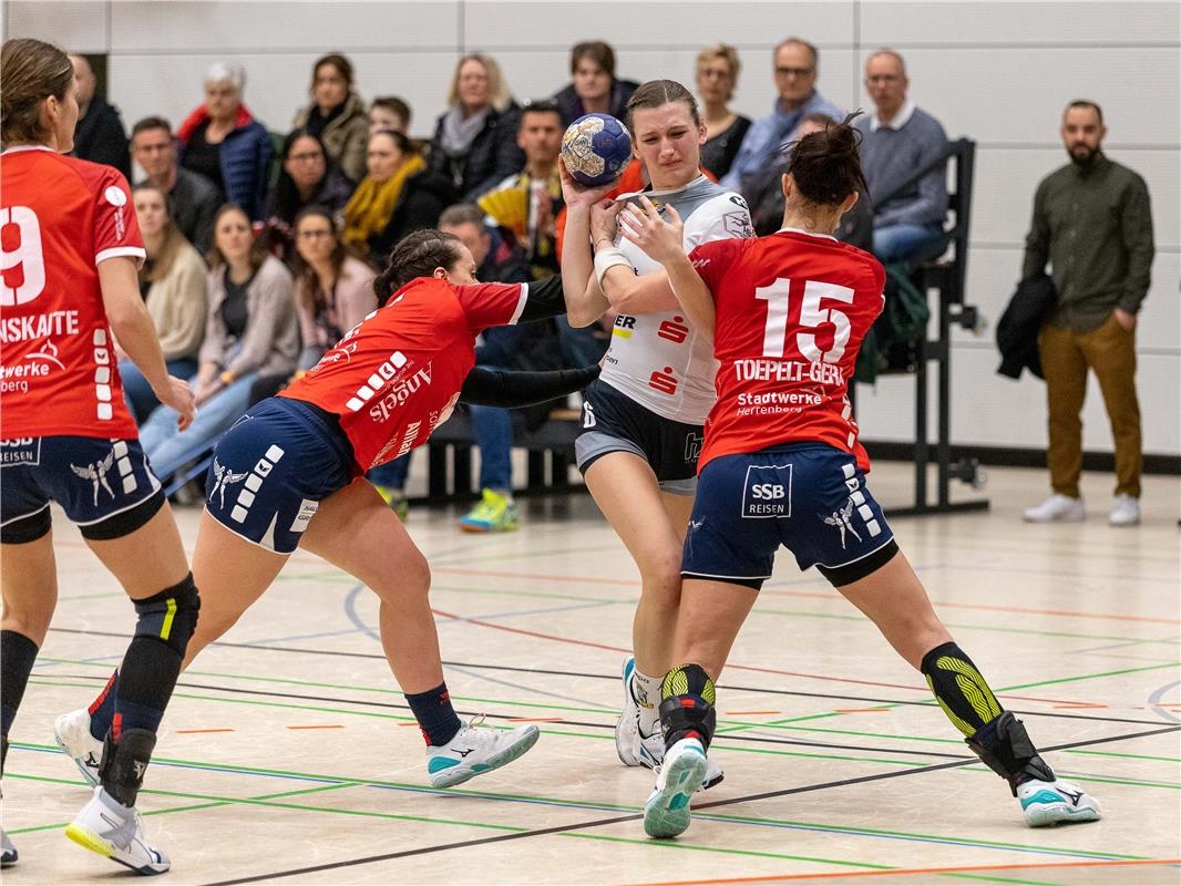 Carolin Tuc (SG H2Ku Herrenberg #07), Vanessa Nagler (VfL Waiblingen #06) und Sz...