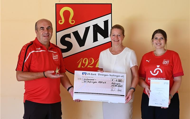 Caroline von Plotho (Mitte), Vorständin der VR-Bank Ehningen-Nufringen, überreichte SVN-Vorstandssprecher Frank Hauser und seiner Vorstandskollegin Lena Riethmüller (zuständig im SV Nufringen für Mitgliedschaft und Ehrenamt) den bronzenen Stern, die Urkunde und den symbolischen Scheck für das Preisgeld. GB-Foto: Reichert