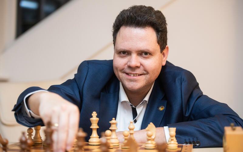 Carsten Karthaus positioniert nicht nur die Figuren auf dem Brett, sondern auch seinen Verband in der Gesellschaft. GB-Foto: Schmidt