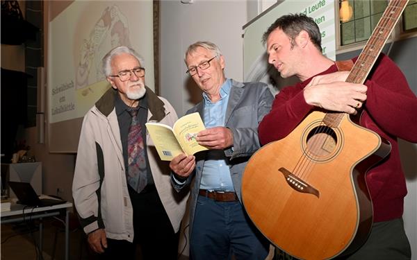 Cartoonist Karlheinz Haaf, Autor Wolfgang Wulz und Musiker Pius Jauch (von links) unterhalten in der Spitalkirche und stellen das „Wonderfitz“-Buch vor.GB-Foto: Holom