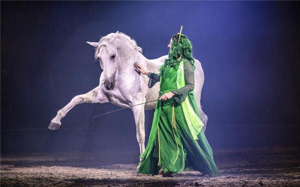 Cavalluna: Pures Vertrauen zwischen Mensch und Pferd.GB-Foto: Cavalluna