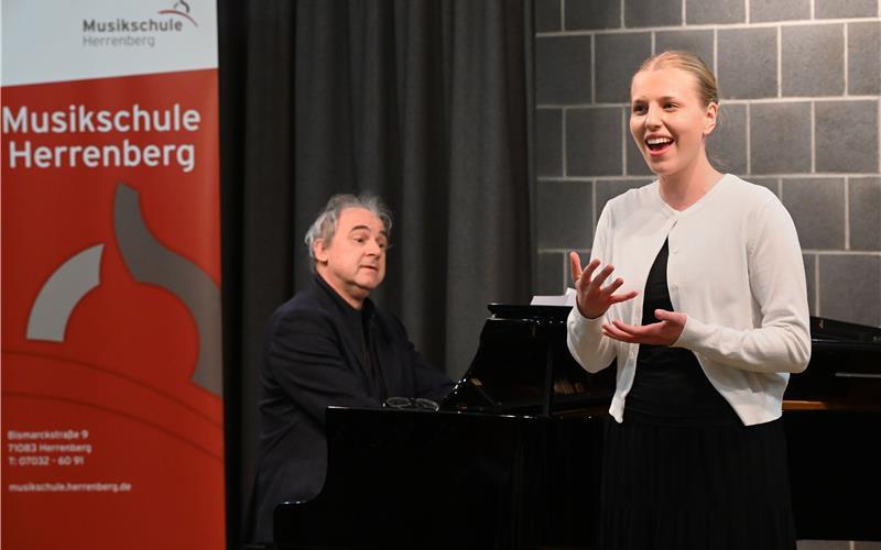 Celina Schiffer bei der Generalprobe für „Jugend musiziert“, am Klavier wird sie von Harald Streicher begleitet.GB-Foto: Holom