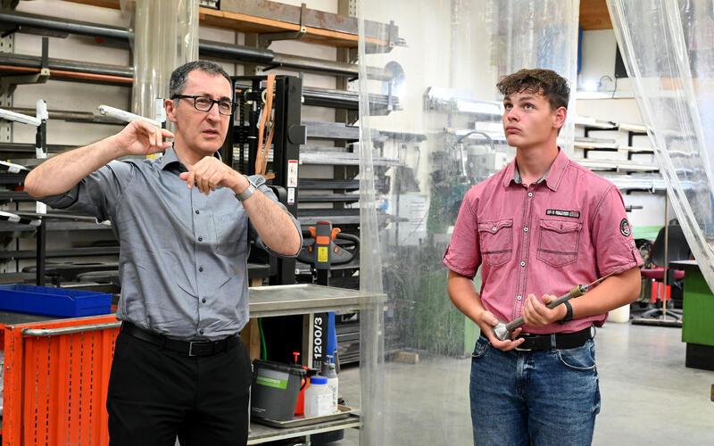 Cem Özdemir besuchte das Seehaus in Leonberg und ließ sich von einem der jungen Männer im dortigen Jugendstrafvollzug in freier Form die Metallwerkstatt zeigen. GB-Foto: Holom