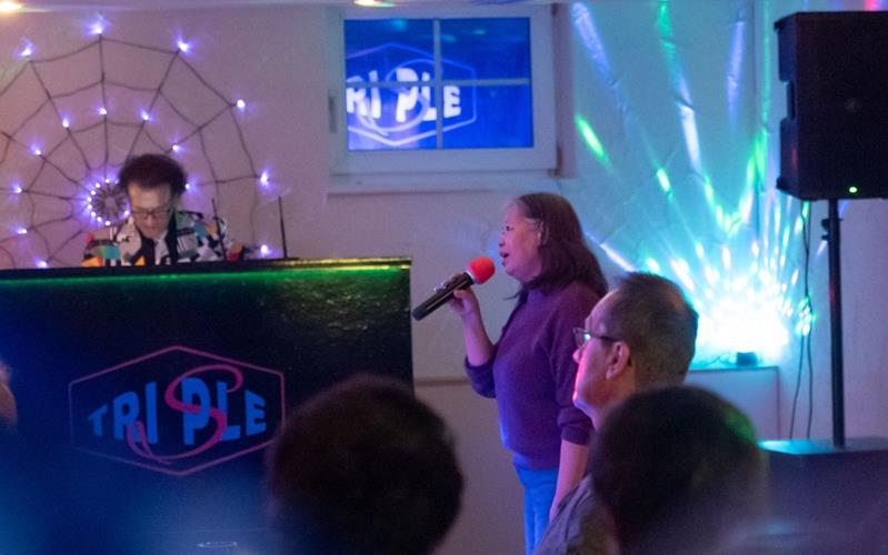 Charito Wacker am Mikrofon gibt beim letzten Karaoke-Abend im „Triple-S“ in Deckenpfronn alles. GB-Foto: Vecsey