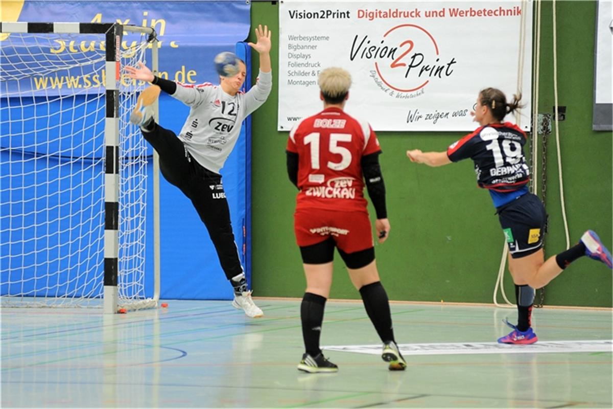 Charley Zenner (BSV Sachsen Zwickau #12) im Tor gegen Lisa Gebhard (SG H2Ku Herr...