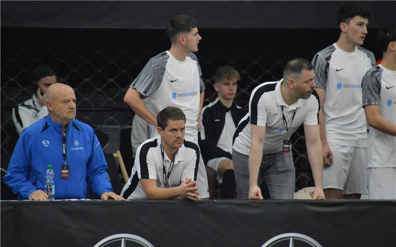 Chefcoach Michael Sattler, flankiert von seinen Co-Trainern Jürgen Digeser (links) und Jacek Bednarz, sehnt den Titel mit dem Werk Sindelfingen herbei, ganz rechts Timo Kircher, der aktuell beim Bezirksligisten SG Altingen/Entringen kickt. GB-Foto: Zvizdiç