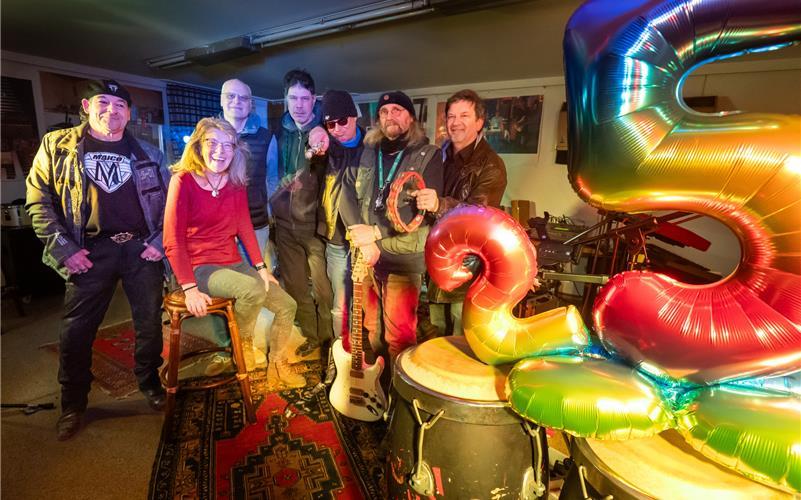 „Chicken Motel“ bereitet sich im Proberaum auf das Konzert zum 25-jährigen Jubiläum vor. Von links:. Gastsänger Ralf Lutz, Angelika Kleinert, Thilo Rose, Klaus Müller, Steffen Rechner, Uwe Gaugel, und Martin Bolay. GB-Foto: Vecsey