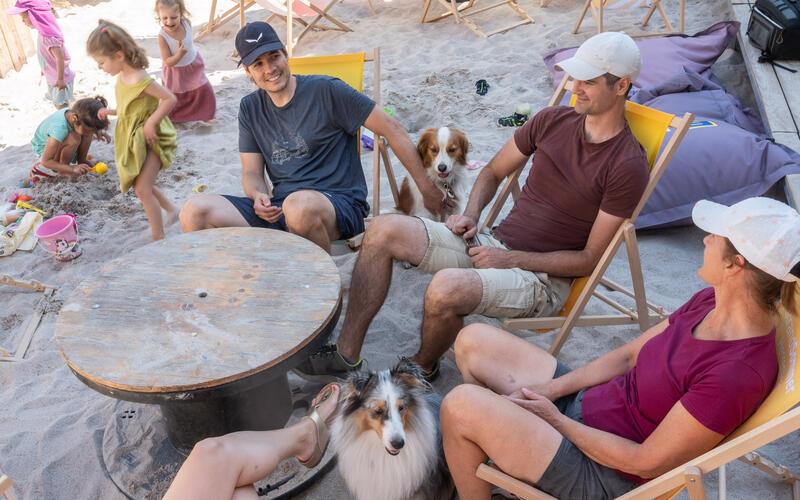 Chillen wie im Süden: Der Stadtstrand auf dem Marktplatz macht es möglich.GB-Foto: Schmidt
