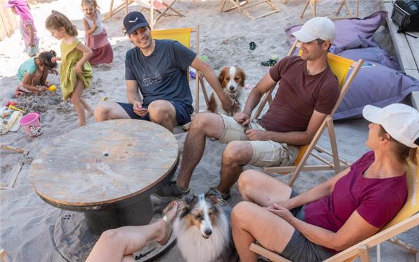 Chillen wie im Süden: Der Stadtstrand auf dem Marktplatz macht es möglich.GB-Foto: Schmidt