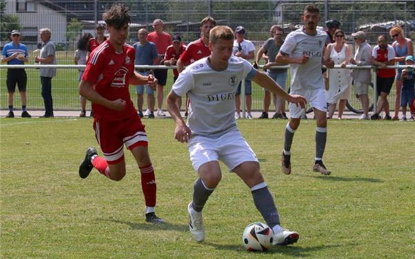 Chris Wolfer schirmt den Ball ab: Der VfL Nagold knackte erst im zweiten Durchgang den Gültlinger Defensivriegel. GB-Foto: Kraushaar