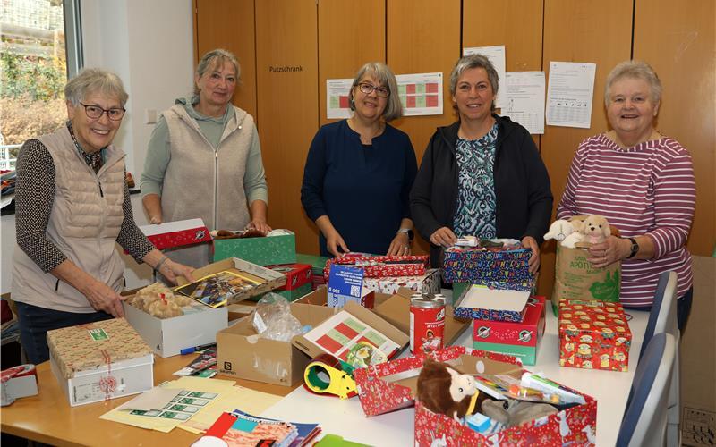 Christel Erbele (links) und ihr Team mit Inge Dengler, Cornelia Härtter, Karin Schechinger und Elisabeth Röhm (von links) packten wieder eifrig Päckchen für die Aktion „Weihnachten im Schuhkarton“. GB-Foto: Priestersbach