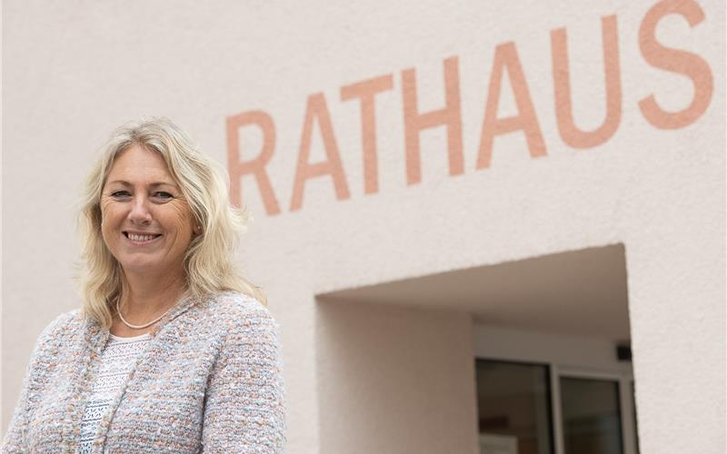 Überraschung in Ammerbuch: Christel Halm zieht sich als Bürgermeisterin vorzeitig zurück Christel Halm, Bürgermeisterin in Ammerbuch, vor dem Rathaus in Entringen.GB-Foto (Archiv): Schmidt