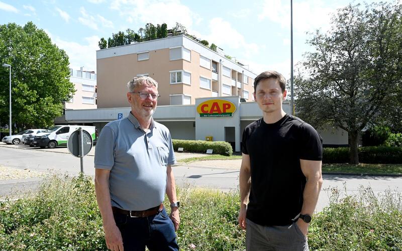 Christian Dziobek (links) und Paul Epperlein vor dem Cap-Markt, dem Mittelpunkt des Quartiers. GB-Foto: Holom