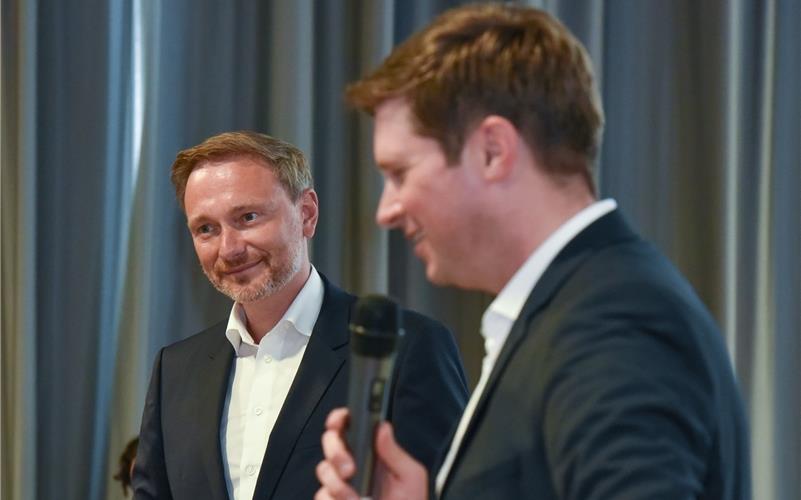 Christian Lindner (links) sprach beim Wahlkampfauftakt von Florian Toncar in der Motorworld auf dem Böblinger Flugfeld GB-Foto: Vecsey