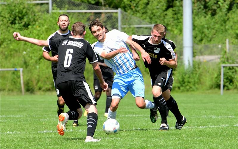Christoph Ormos hilft beim Heimatclub aus Christoph Ormos (Mitte) wirbelt noch für ein paar Wochen im Nebringer Mittelfeld GB-Foto (Archiv): Holom