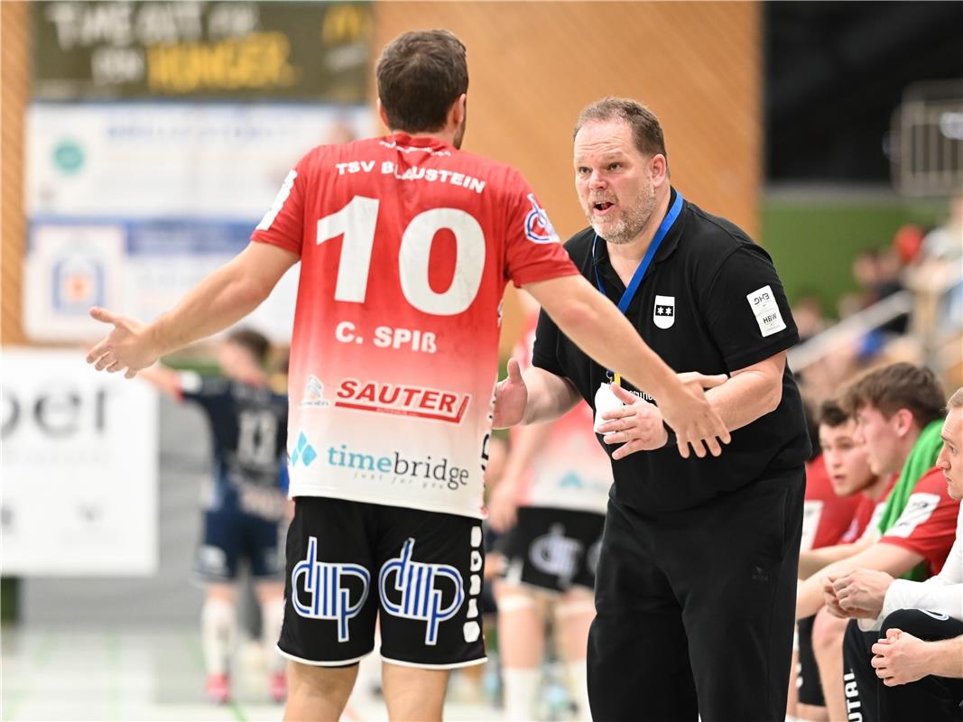 Christoph Spiss (TSV Blaustein, #10) und Almir Mekic (TSV Blaustein, Trainer)  S...