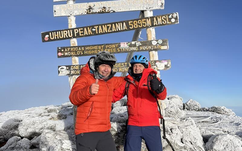 Christoph Vischer (rechts) und Andreas Reeg haben es auf den Gipfel des Kilimandscharo geschafft. GB-Foto: gb