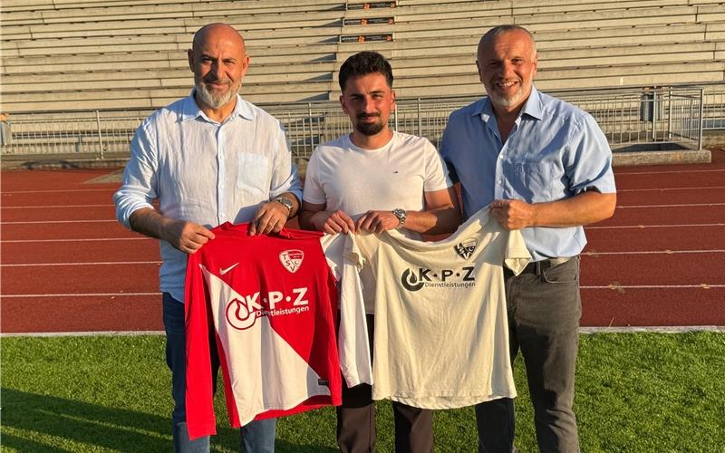 Cihan Aydin (links) Vorsitzender des Türk. SV Herrenberg, und Sabahattin Yigit (rechts) nehmen den neuen Spielertrainer Harun Güney in ihre Mitte.  GB-Foto: Zvizdiç