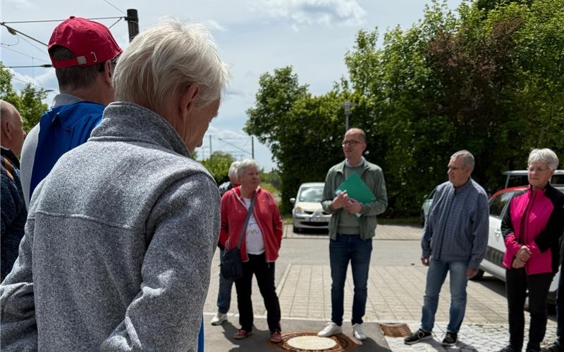 Circa 20 Interessenten nahmen am Samstag am Ortsrundgang durch Nebringen mit Bürgermeister Schmid (Dritter von rechts) teil. GB-Foto: gb