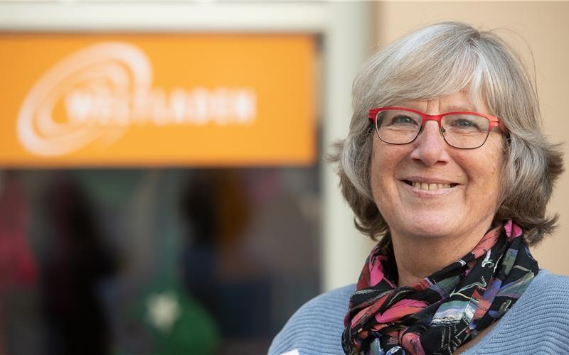 Projektförderung als Akt der Solidarität Claudia Duppel, Geschäftsführerin des Dachverbands Entwicklungspolitik im Land, ist tief mit dem Weltladen verwurzelt und verliert die Utopie von einer gerechten Welt nicht aus den Augen. GB-Foto: Schmidt
