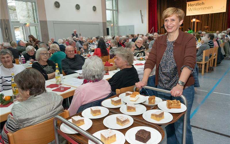 Claudia Klumpp servierte ein umfangreiches Kuchenangebot. GB-Foto: Vecsey