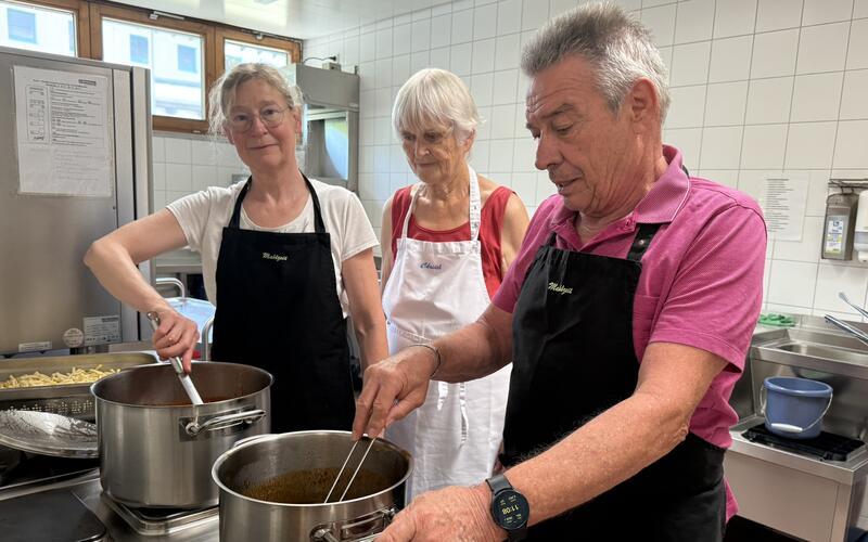 Claudia Stotz, Christel Härle und Erwin Gärttner (von links) bereiten in der Küche des Gemeindehauses bis zu 80 Essen für den Mittagstisch zu.GB-Foto: Holzapfel