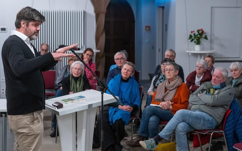 Clemens Tangerding las und diskutierte in der Spitalkirche über Kriegserfahrungen als Generationenkonflikt. GB-Foto: Vecsey