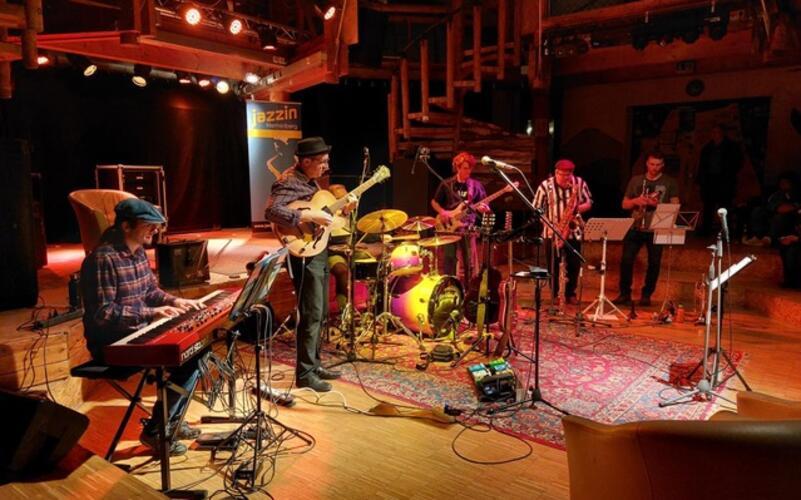 Clem’n’Groove (oben links) spielen zum Auftakt, tags darauf folgt Jo Ambros (unten rechts). Danach treten unter anderem noch das Lisa Wilhelm Quartett (unten links) oder Judith Goldbach mit ihrem Quartett (oben rechts) auf. GB-Fotos