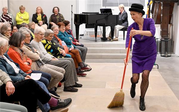 Clowneskes Theater mit Adele Seibold bringt die Besucher der Spitalkirche zum Schmunzeln. Am Flügel: Ariella Pavoni. GB-Foto: Holom