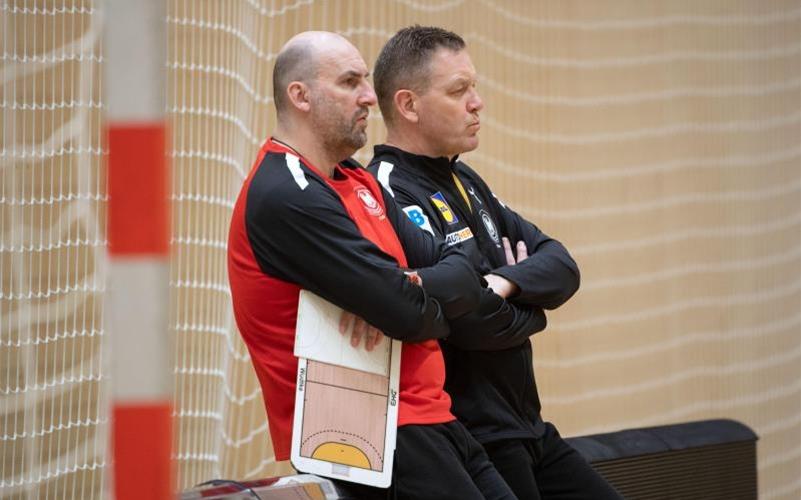 Co-Trainer Erik Wudtke (l, neben Bundestrainer Alfred Gislason) wird beim Spiel gegen Spanien fehlen. Foto: Marijan Murat/dpa