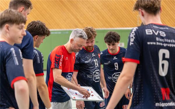 Coach Christian Dürner instruiert seine Mannschaft während einer Auszeit. GB-Foto: Drofitsch/Eibner