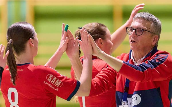 Coach Heiko Fleisch klatscht nach Spielende zufrieden mit Saskia Schmidt ab. GB-Foto: Eibner/Oelze-de Stoppan