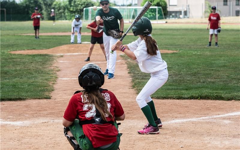 Coach Patrick Lahrs gibt den Pitcher für das U-10-Team der Herrenberg Wanderers. GB-Foto: Schmidt