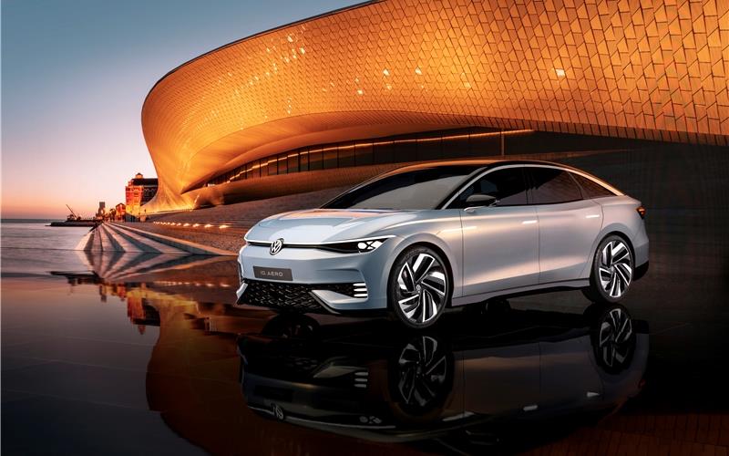 Aerodynamisch – wie’s im Namen steht Concept Car ID. Aero von Volkswagen:Das künftige Modell soll im Segmentder gehobenenMittelklasse-Limousinenangeboten werden.GB-Fotos: gb