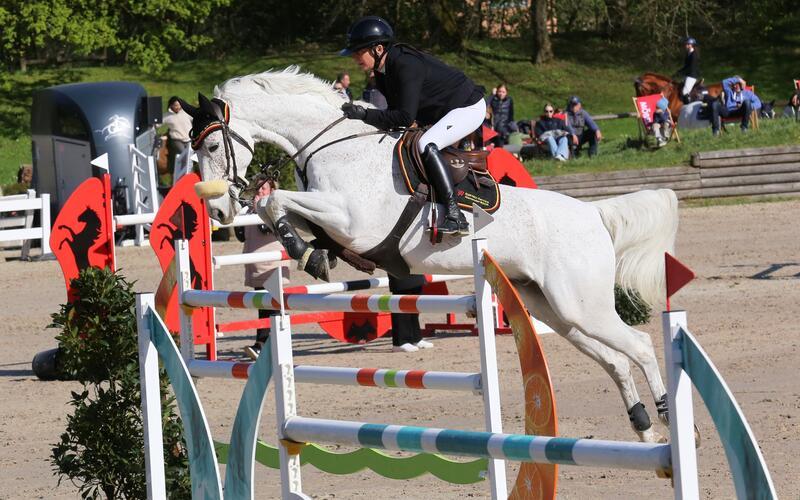 Constanze Pape (RV Jettingen) war mit dem Ungarn-Schimmel Chicago das beste Gäu-Paar im Großen Preis von Tübingen. GB-Foto: Häusler